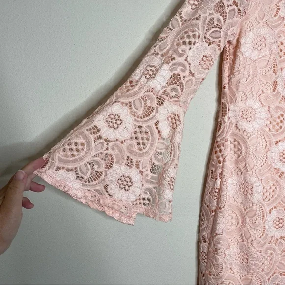 Robbie Bee Peach Lace Scoop Neck Long Bell Sleeve Shift Dress - Picture 2 of 7